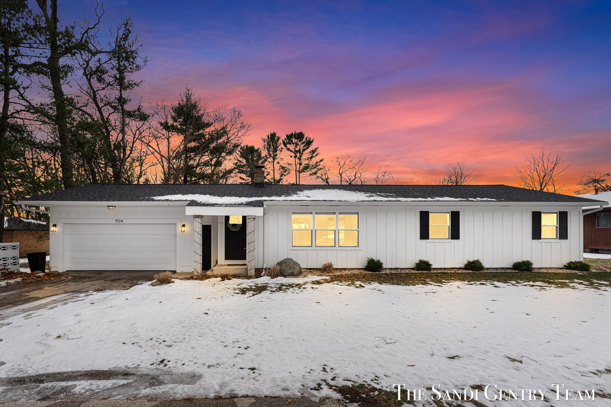 904 East Savidge Street Spring Lake, MI 49456 - Photo 2 of 52 01-AIV00202_VT-Edit