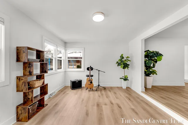 $422,900 | 904 East Savidge Street, Spring Lake, MI 49456