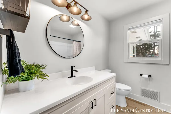 $422,900 | 904 East Savidge Street, Spring Lake, MI 49456