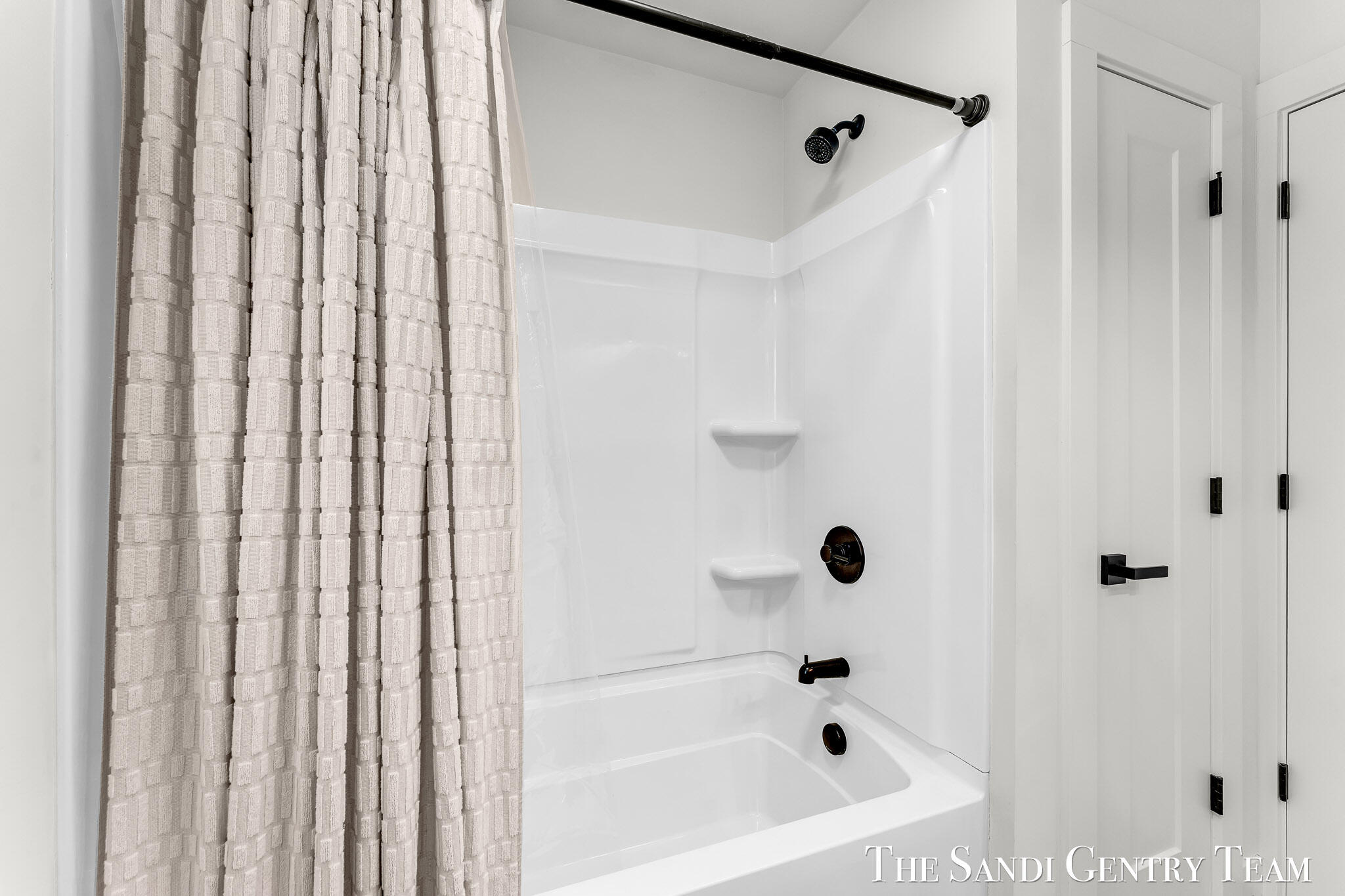 904 East Savidge Street Spring Lake, MI 49456 - Photo 28 of 52 28-AIV00036