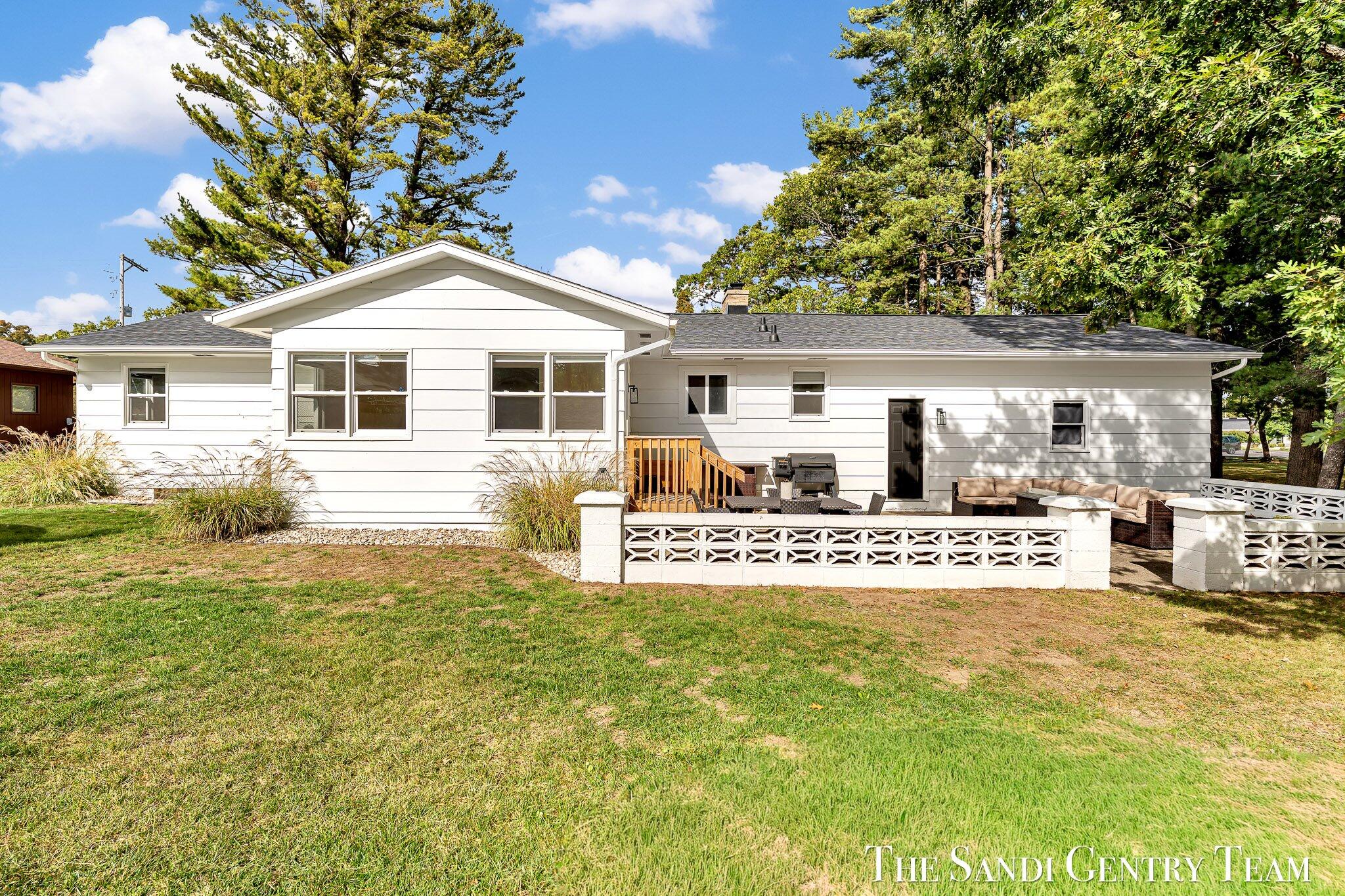 904 East Savidge Street Spring Lake, MI 49456 - Photo 3 of 52 38-AIV00557