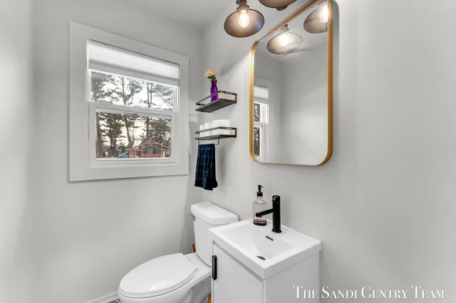 $422,900 | 904 East Savidge Street, Spring Lake, MI 49456