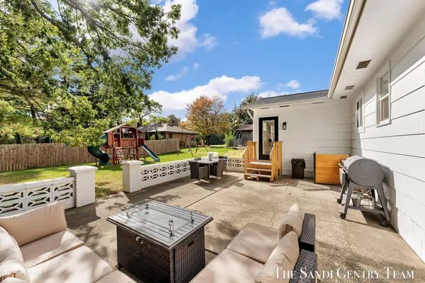 $422,900 | 904 East Savidge Street, Spring Lake, MI 49456