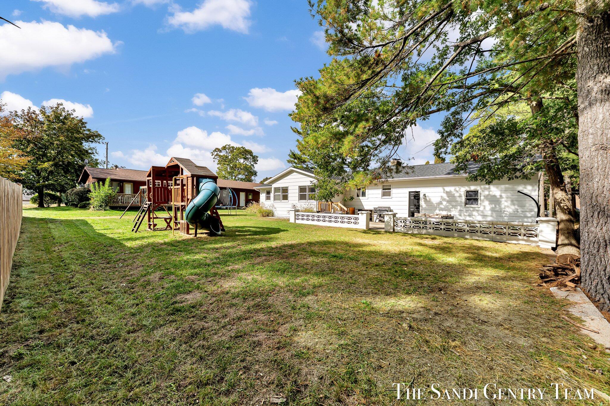 904 East Savidge Street Spring Lake, MI 49456 - Photo 4 of 52 37-AIV00551