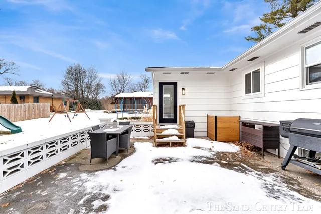 $422,900 | 904 East Savidge Street, Spring Lake, MI 49456