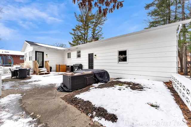 $422,900 | 904 East Savidge Street, Spring Lake, MI 49456