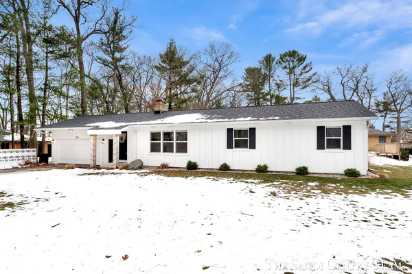 $422,900 | 904 East Savidge Street, Spring Lake, MI 49456