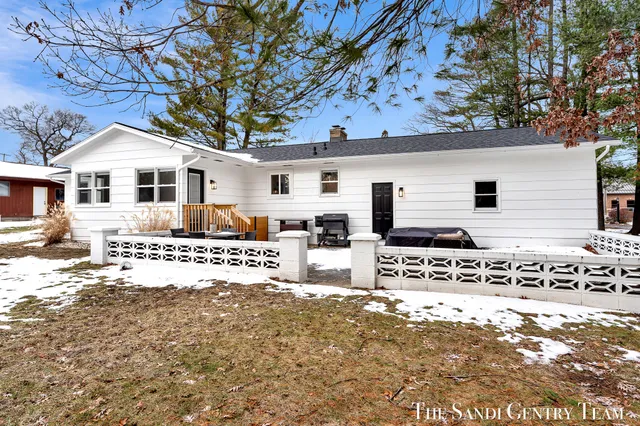 $422,900 | 904 East Savidge Street, Spring Lake, MI 49456