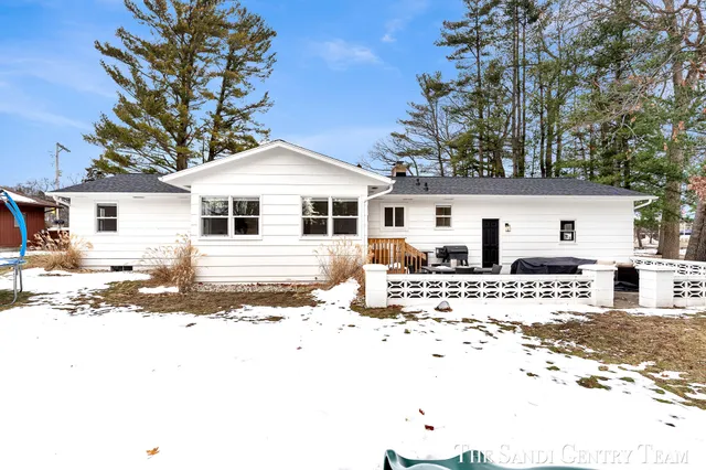 $422,900 | 904 East Savidge Street, Spring Lake, MI 49456