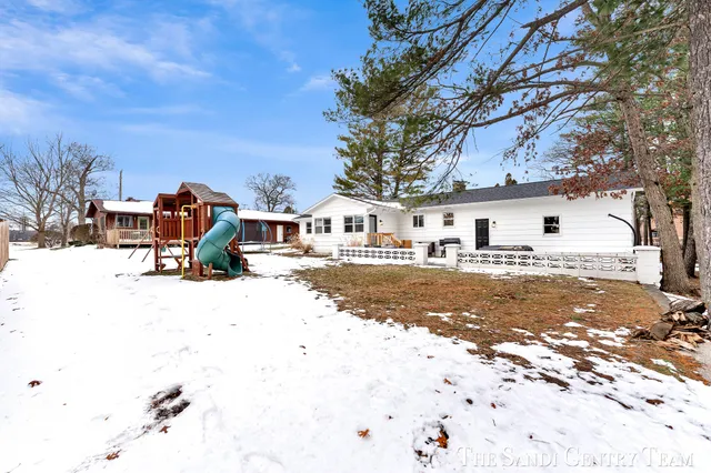 $422,900 | 904 East Savidge Street, Spring Lake, MI 49456