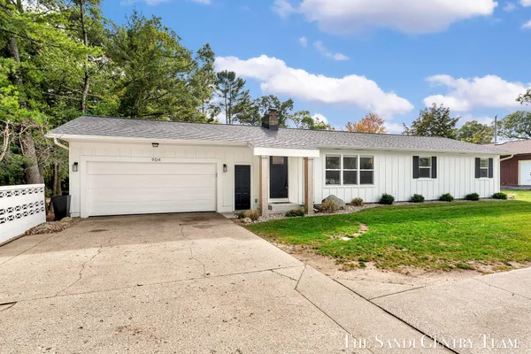 $422,900 | 904 East Savidge Street, Spring Lake, MI 49456