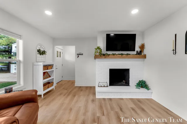 $422,900 | 904 East Savidge Street, Spring Lake, MI 49456