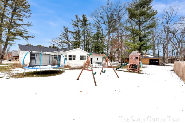 $422,900 | 904 East Savidge Street, Spring Lake, MI 49456