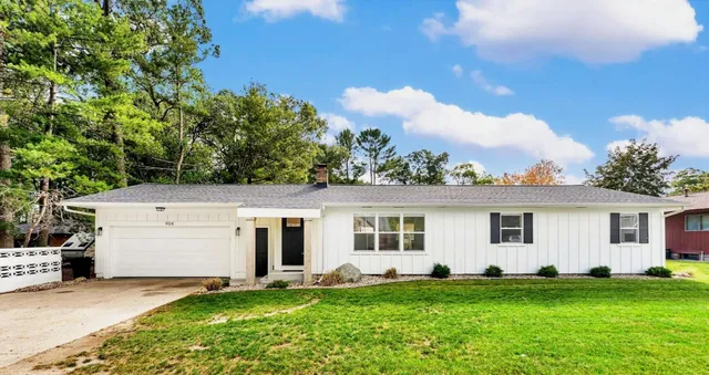 $422,900 | 904 East Savidge Street, Spring Lake, MI 49456