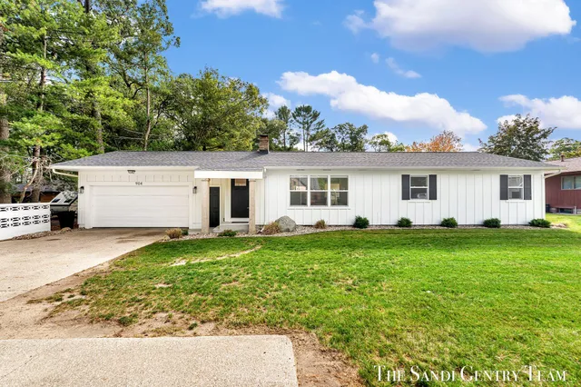 $422,900 | 904 East Savidge Street, Spring Lake, MI 49456