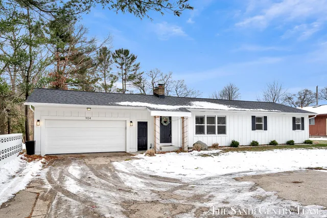 $422,900 | 904 East Savidge Street, Spring Lake, MI 49456