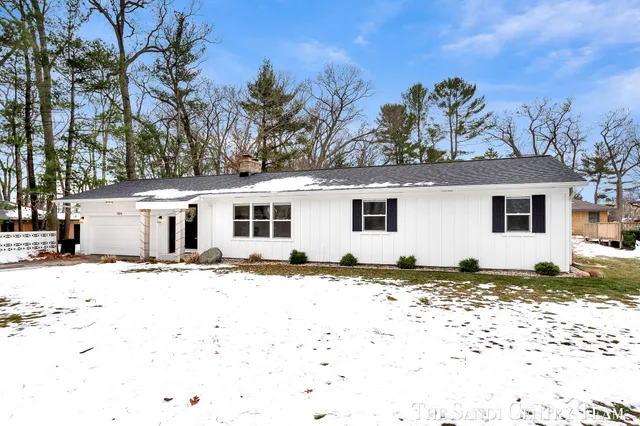 $422,900 | 904 East Savidge Street, Spring Lake, MI 49456