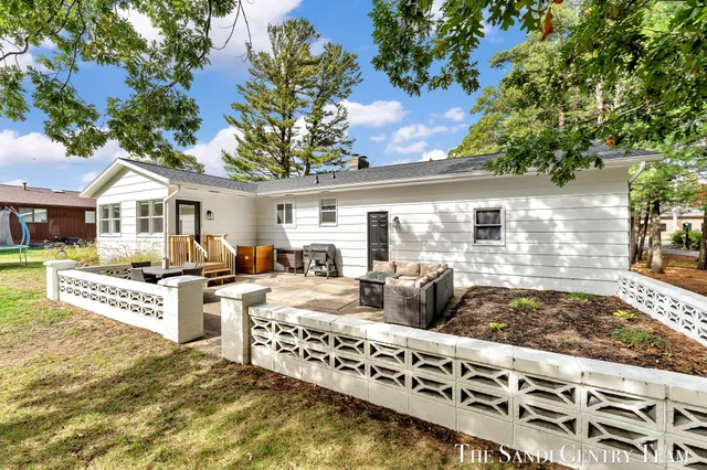 $422,900 | 904 East Savidge Street, Spring Lake, MI 49456