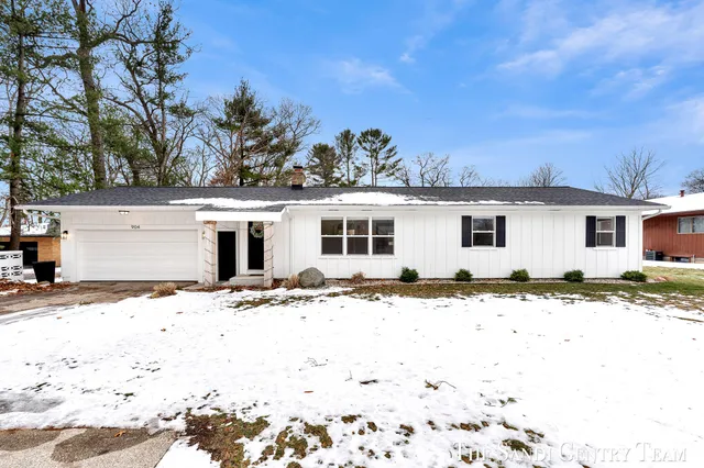 $422,900 | 904 East Savidge Street, Spring Lake, MI 49456