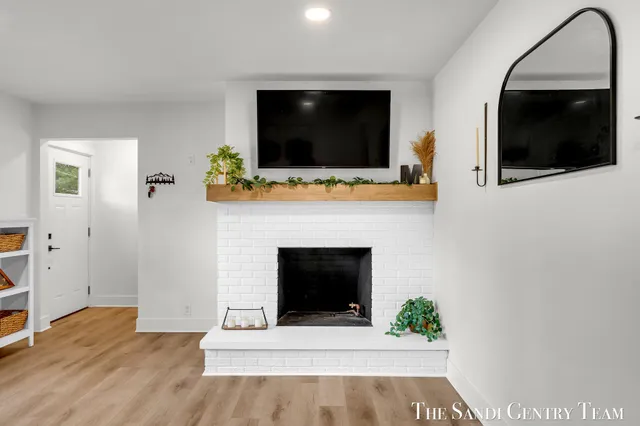 $422,900 | 904 East Savidge Street, Spring Lake, MI 49456