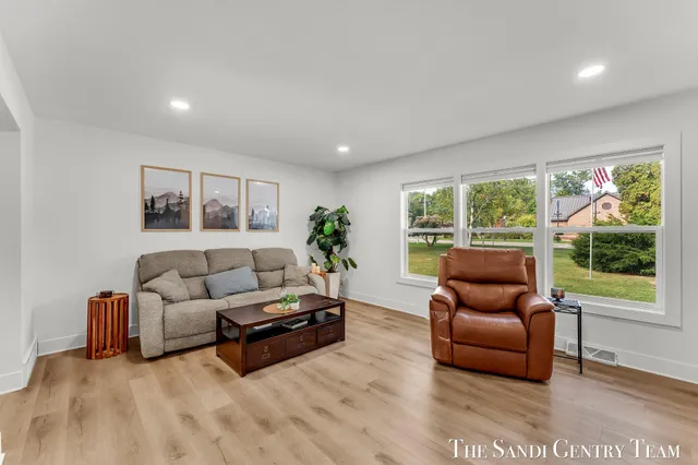 $422,900 | 904 East Savidge Street, Spring Lake, MI 49456