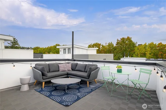 a view of sitting area with furniture