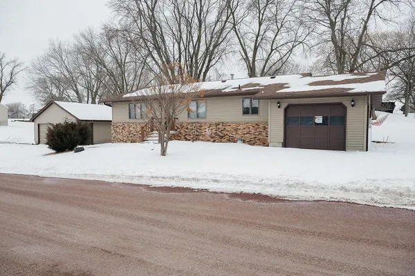 $170,000 | 525 North Hood Street, Blue Earth, MN 56013