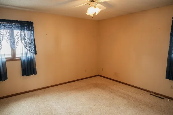 $170,000 | 525 North Hood Street, Blue Earth, MN 56013