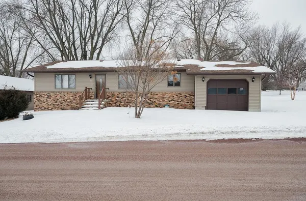 $170,000 | 525 North Hood Street, Blue Earth, MN 56013