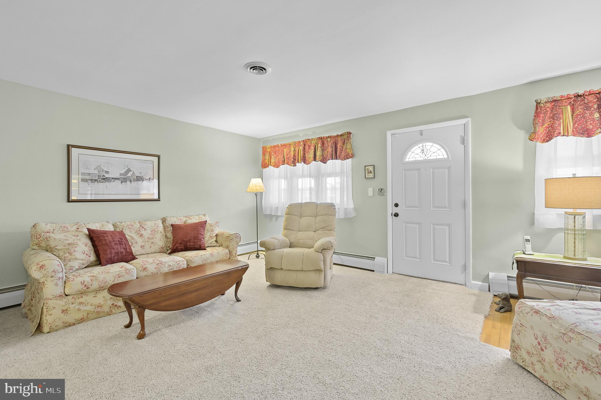 208 Taylor Road Wilmington, DE 19804 - Photo 3 of 23 Large Living Room