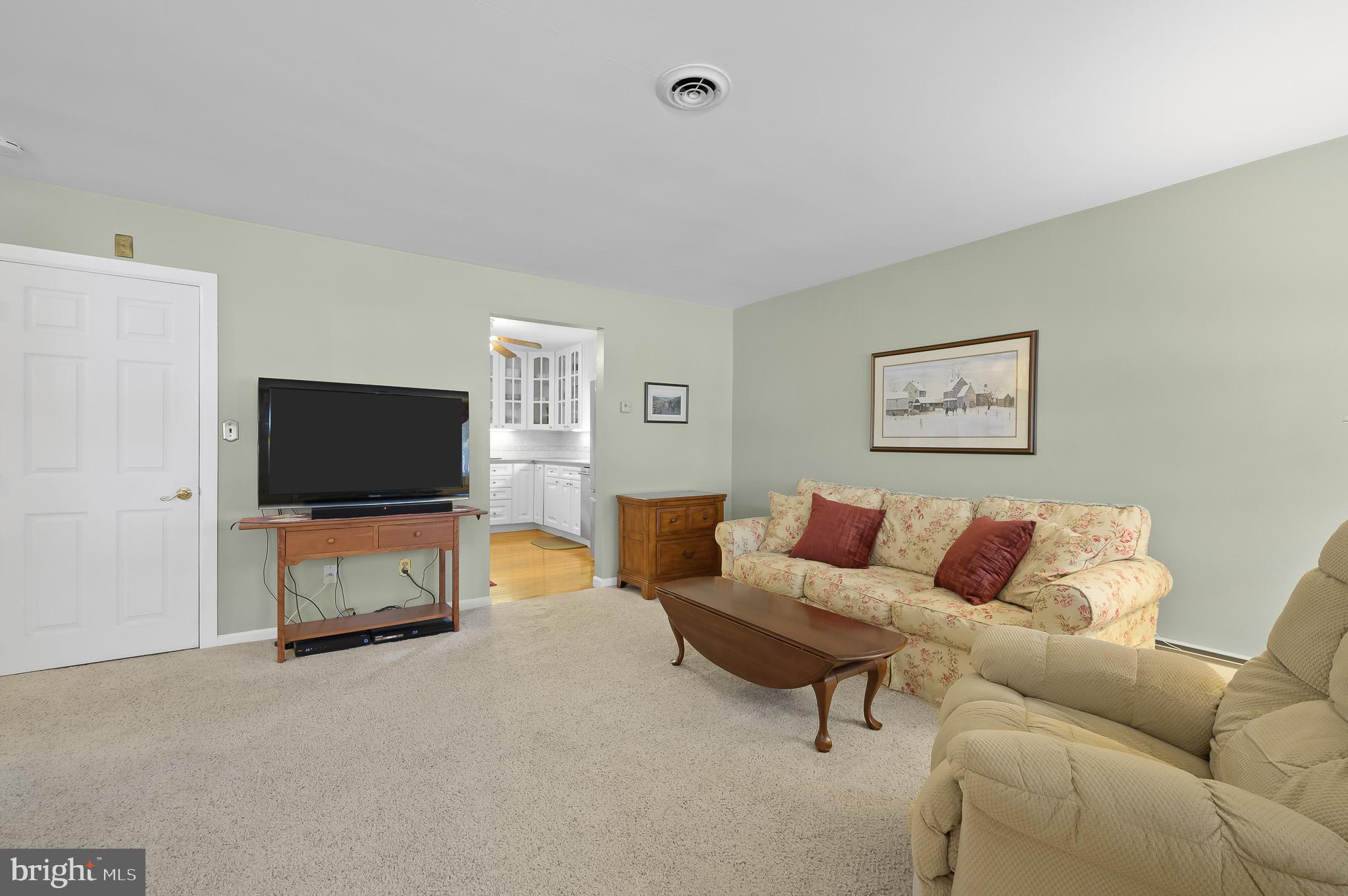 208 Taylor Road Wilmington, DE 19804 - Photo 5 of 23 Living Room
