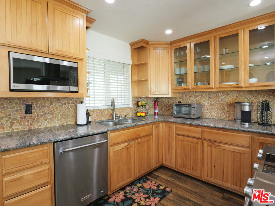 2501 Ralston Lane Redondo Beach, CA 90278 - Photo 5 of 31