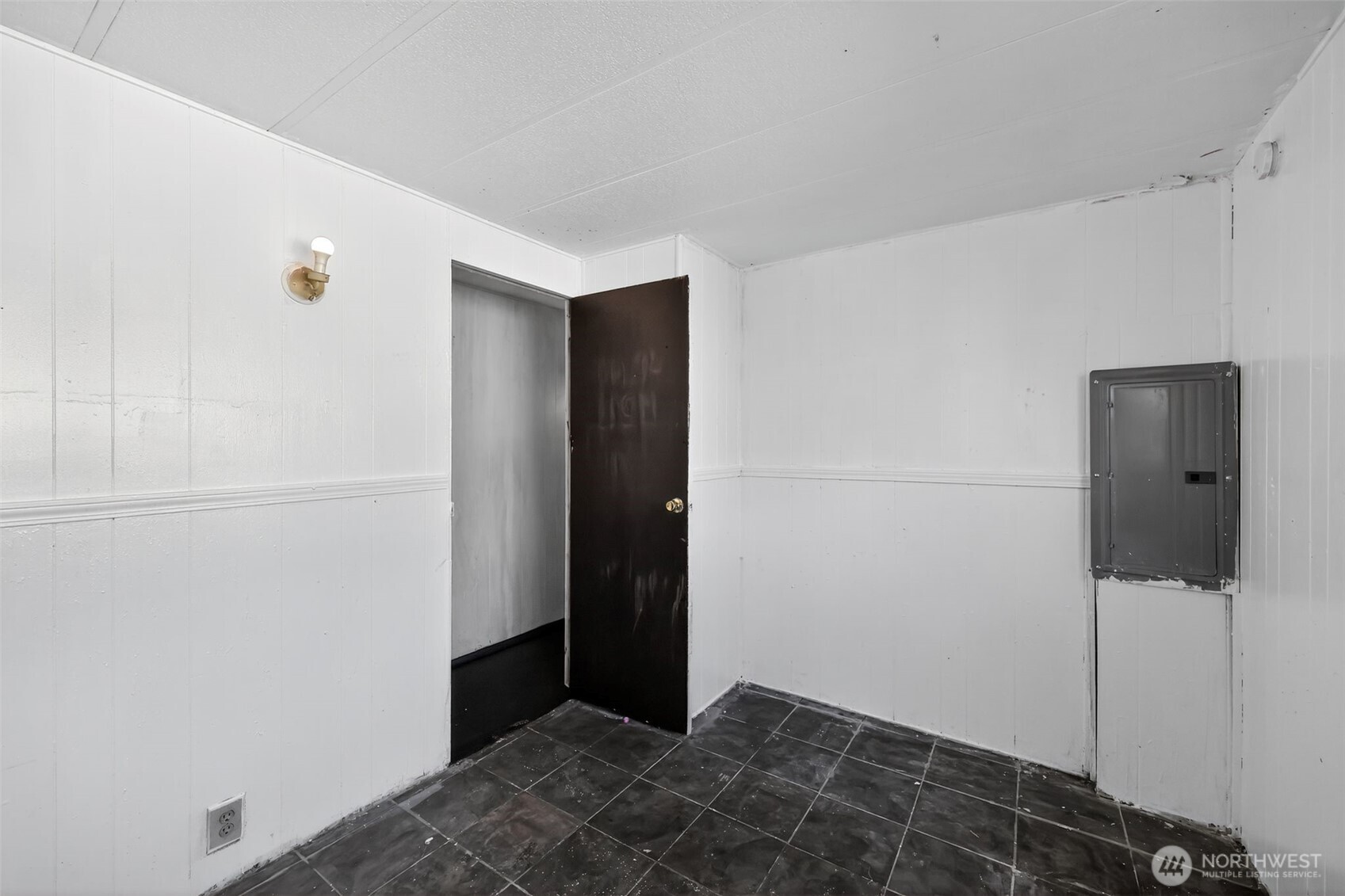 66 Fairgrounds Road, Unit 21 Elma, WA 98541 - Photo 18 of 31 a view of closet