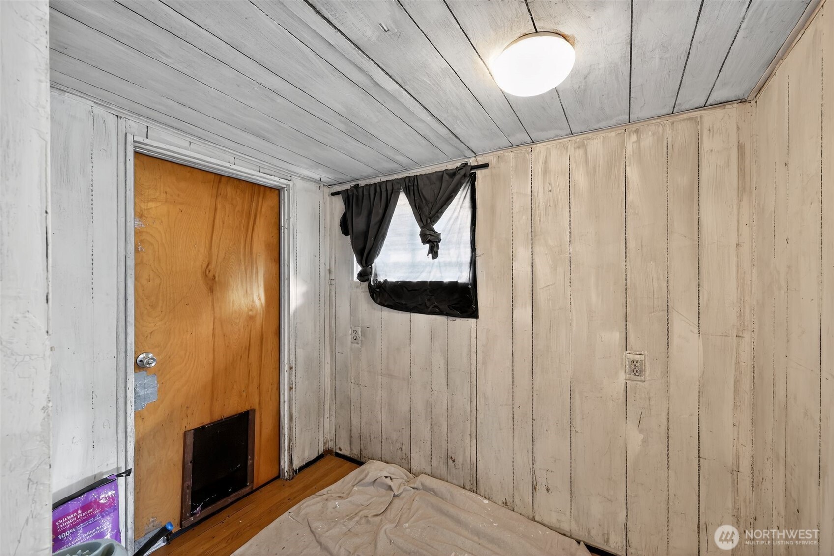 66 Fairgrounds Road, Unit 21 Elma, WA 98541 - Photo 7 of 31 a bedroom with a bed and a window