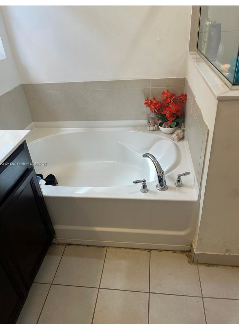 28281 Southwest 128th Place Homestead, FL 33033 - Photo 24 of 39 a bathroom with a bathtub