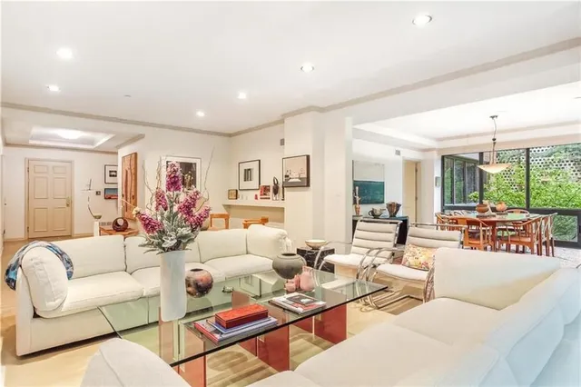 $750,000 | 433 Ward Parkway, Unit 1S, Kansas City, MO 64112