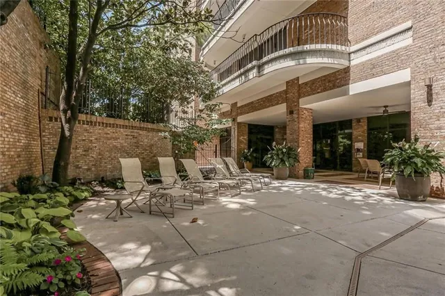 $750,000 | 433 Ward Parkway, Unit 1S, Kansas City, MO 64112