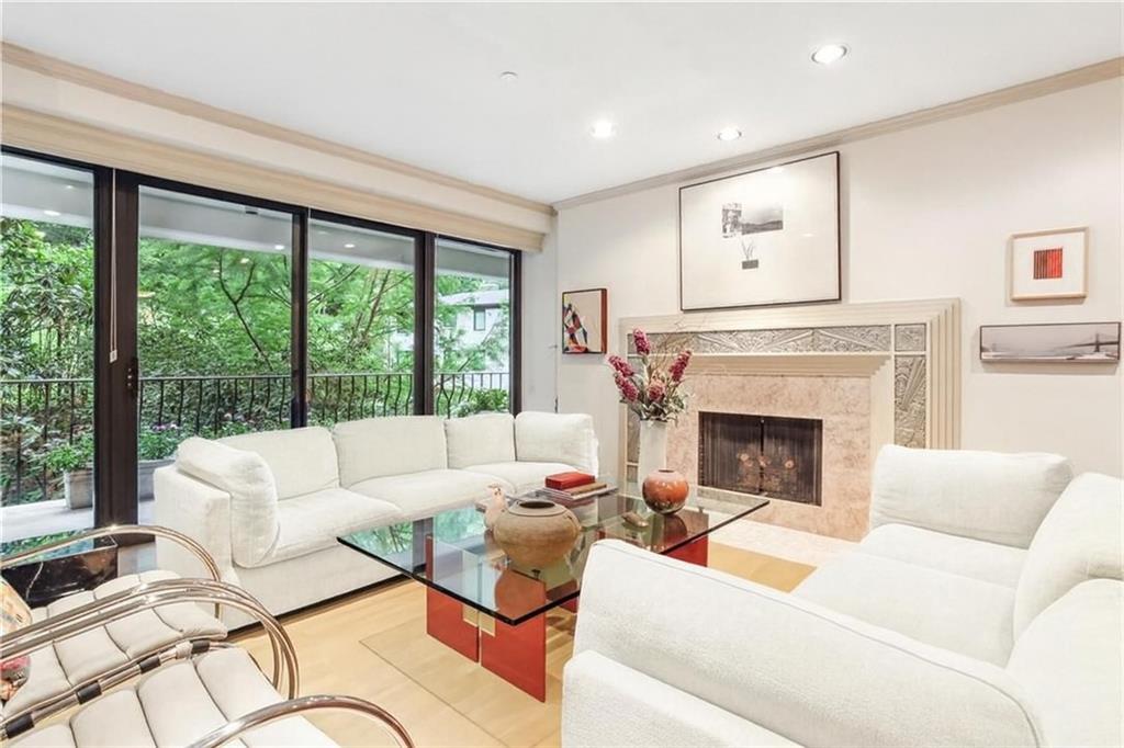 433 Ward Parkway, Unit 1S Kansas City, MO 64112 - Photo 4 of 31