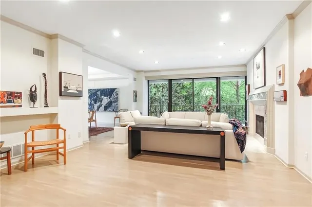 $750,000 | 433 Ward Parkway, Unit 1S, Kansas City, MO 64112