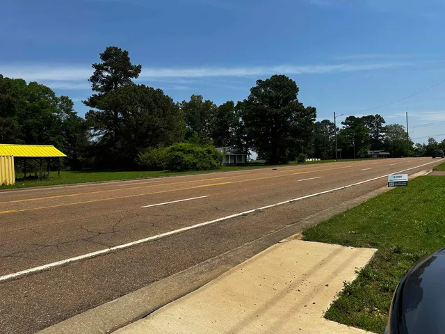 a view of a house with backyard