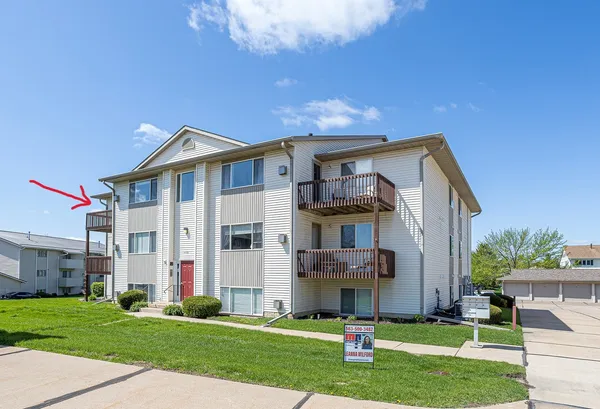 $164,000 | 4186 Fairview Drive, Unit 9, Bettendorf, IA 52722