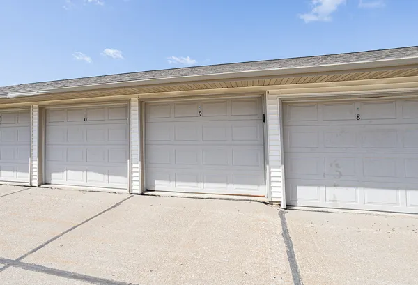 $164,000 | 4186 Fairview Drive, Unit 9, Bettendorf, IA 52722