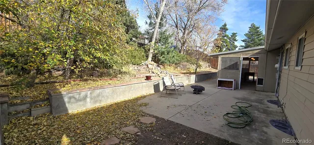 a view of a back yard of the house