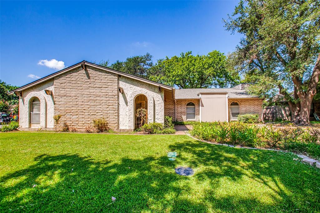 a view of a house with backyard