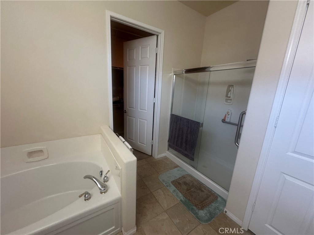 1185 Lantana Road Beaumont, CA 92223 - Photo 36 of 36 a bathroom with a bathtub