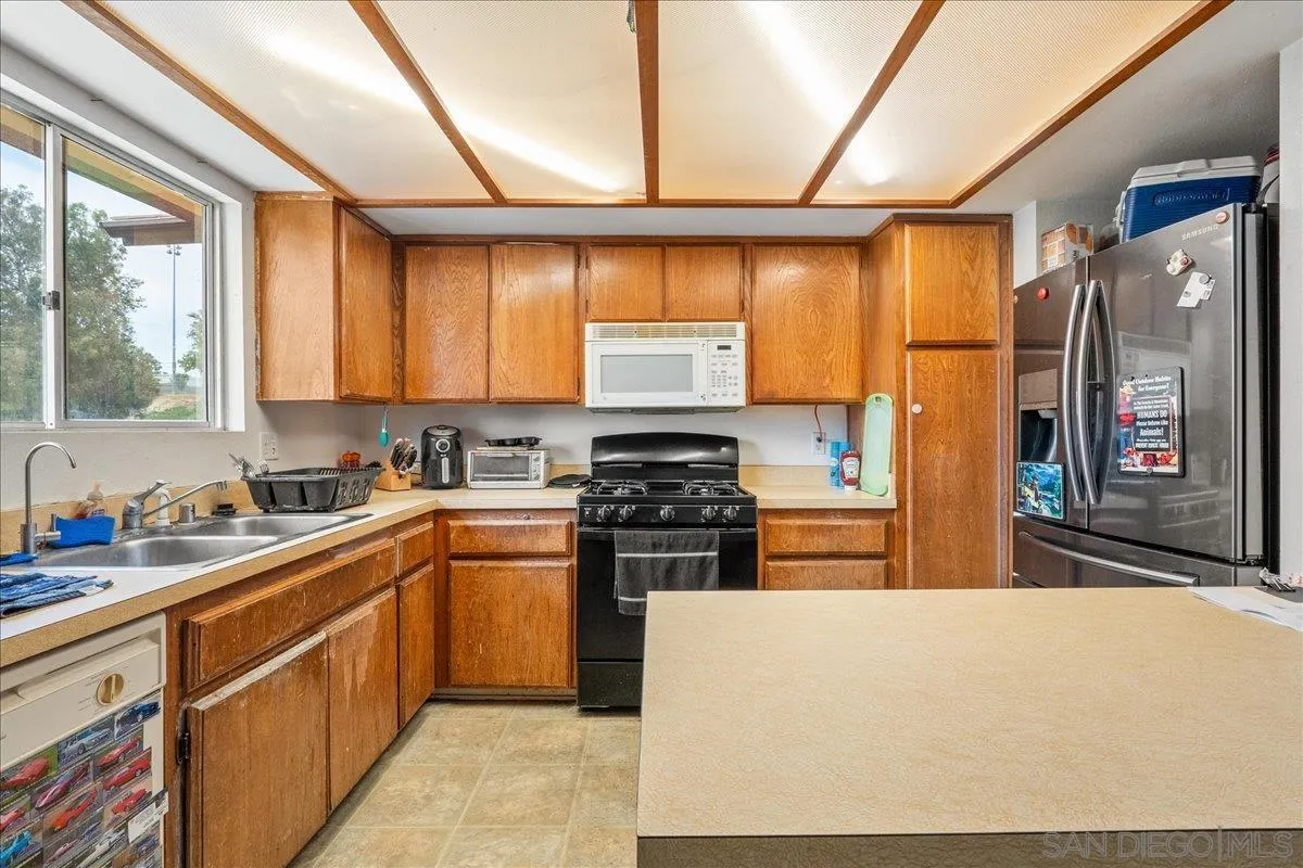 334 Cedar Road Vista, CA 92083 - Photo 3 of 22 Gallery Image 3