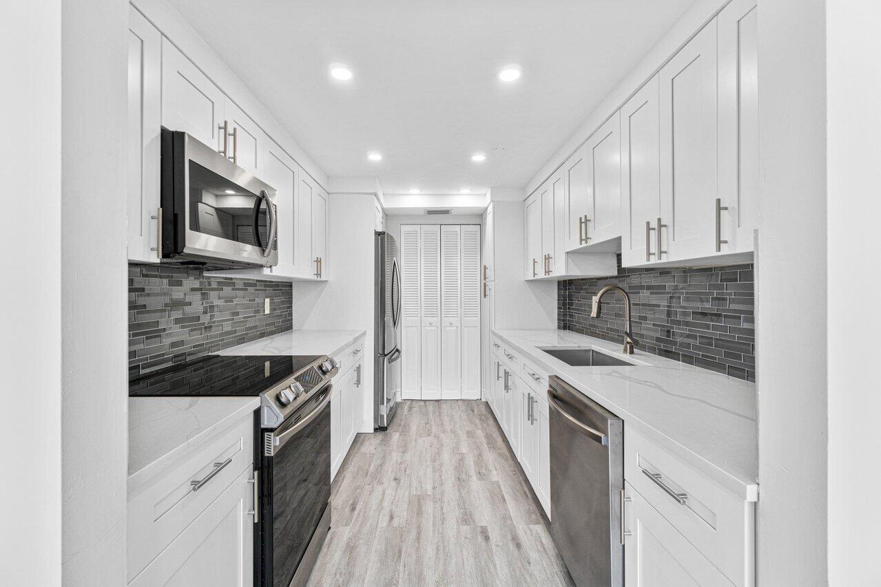 859 Jeffery Street, Unit 609 Boca Raton, FL 33487 - Photo 3 of 34 kitchen