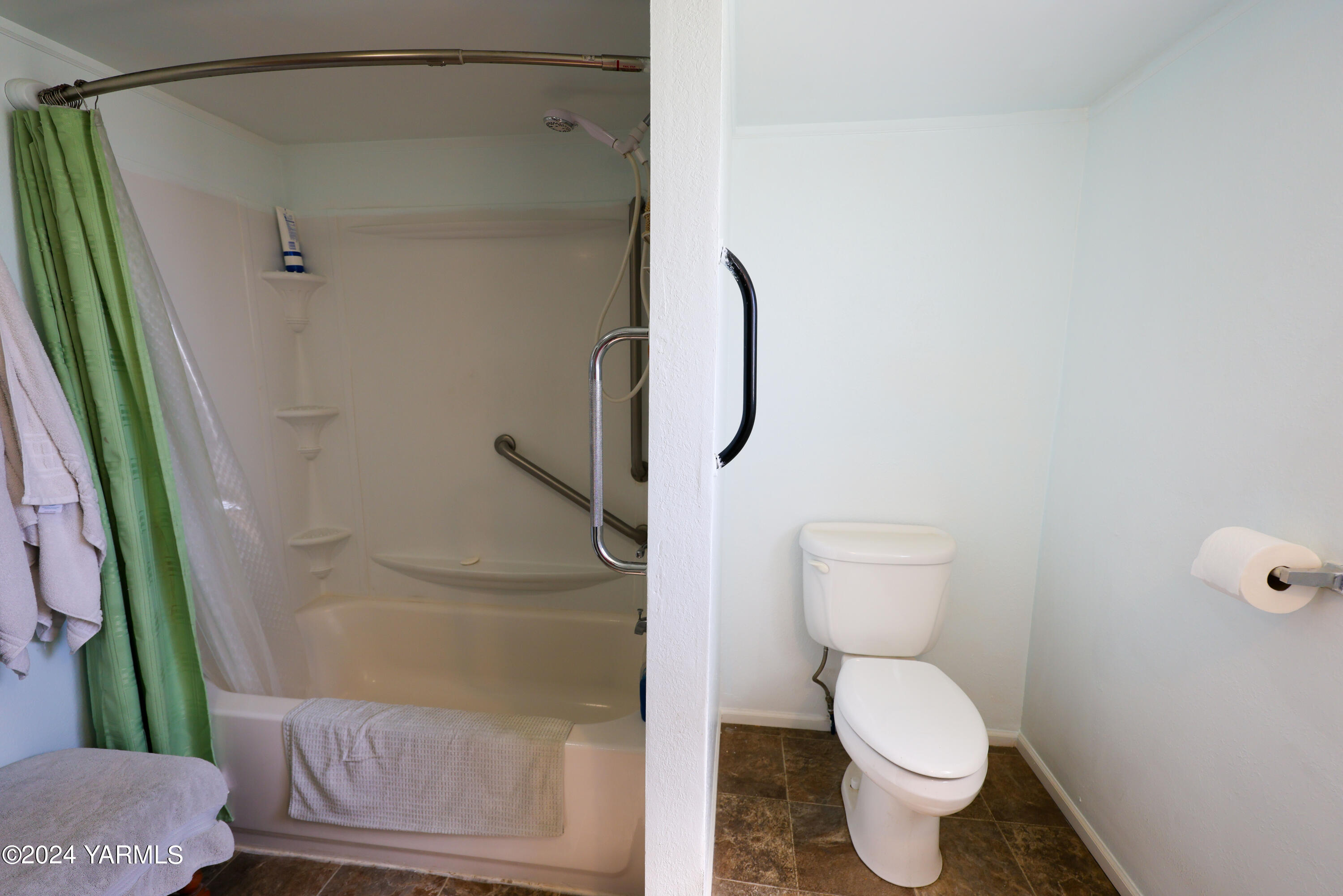 2200 Forsell Road Grandview, WA 98930 - Photo 11 of 30 Main bath