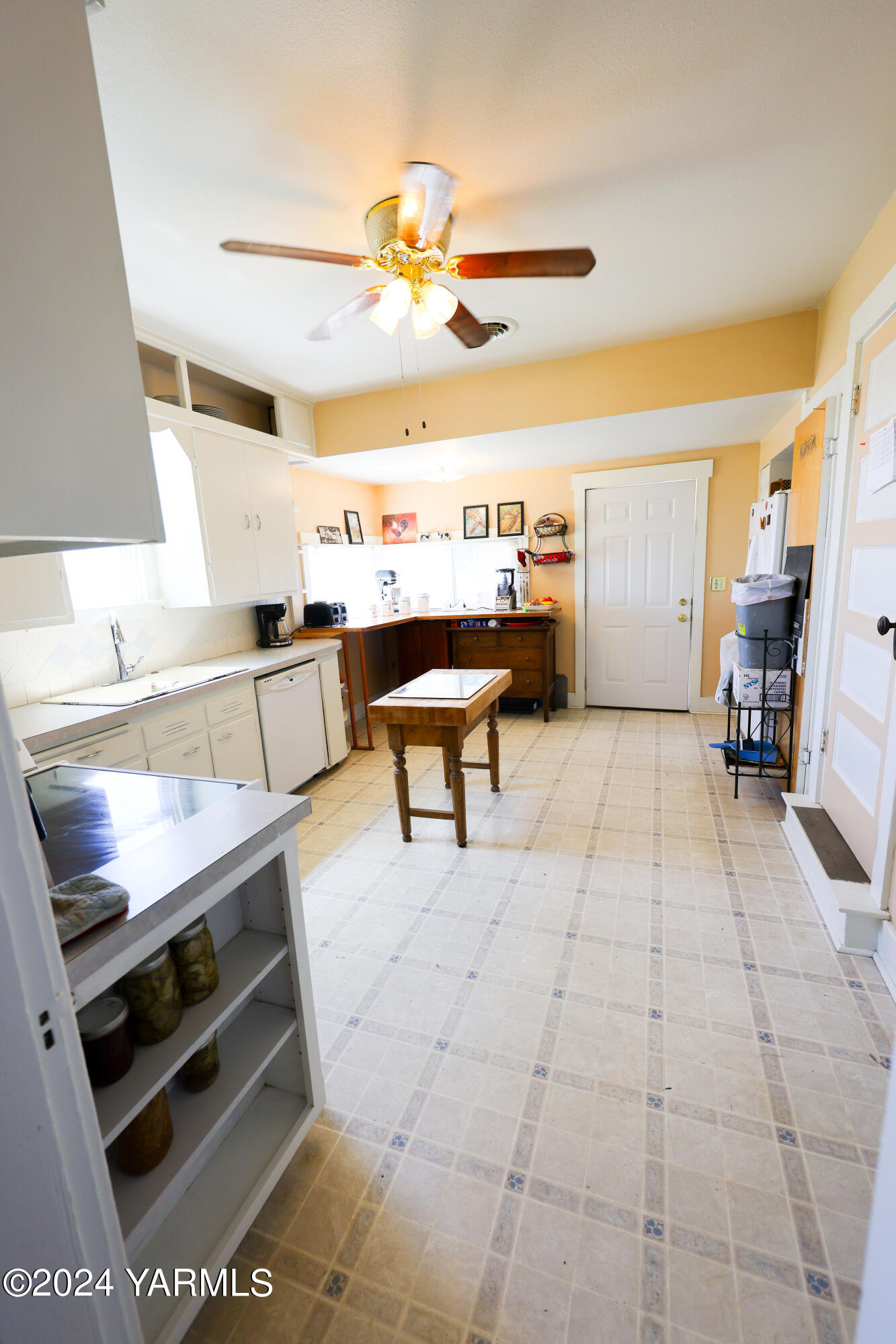 2200 Forsell Road Grandview, WA 98930 - Photo 5 of 30 Kitchen 2