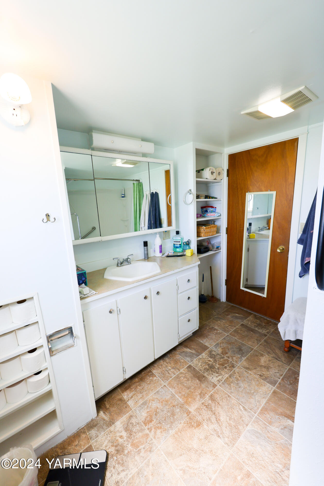 2200 Forsell Road Grandview, WA 98930 - Photo 10 of 30 Main bath 2